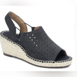 NWOT Clarks Women’s Petrine Gail Navy Nubuck Wedge size 10.